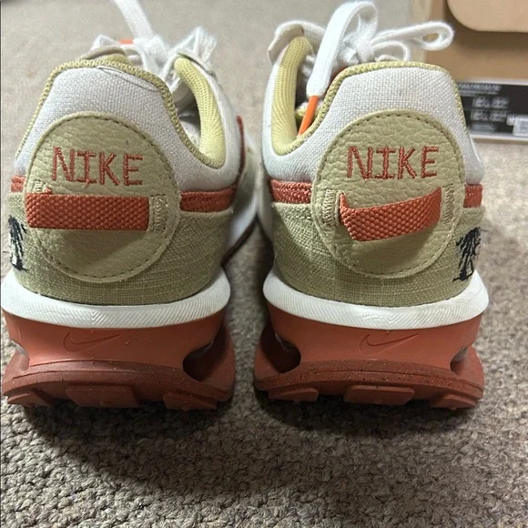 Nike Sneakers in Cream and Red